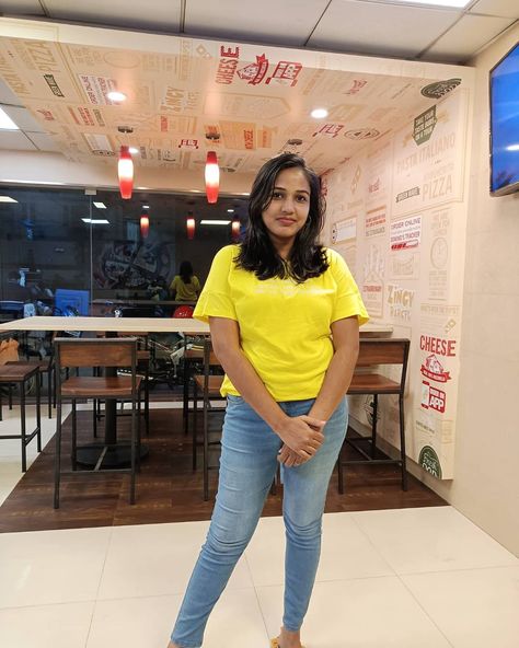 Yellow t shirt styling Yellow Tshirt Outfits Women, Yellow Tshirt Outfits, Tshirt Outfits Women, T Shirt Styling, Yellow Tshirt, Shirt Styling, Yellow Shirt, Shirt Girl, Yellow T Shirt