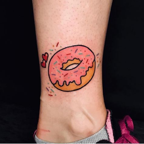 By Bailey! @bailey.parke #cutetattoos #donuttattoo #sparkletattoo #foodietattoo #womenwhotattoo #womenwithtattoos #colortattoo #customtattoo #badasstattoos #linework #tattooidea #bodyart #inked #artist #ink #artoftheday #tattoosnob #tattooartistmagazine #inkedmag #tattooart #boldwillhold #skinart #bluegeishatattoo #westseattletattoo #seattletattoo #localartist Dessert Tattoo, Seoul Hongdae, Donut Tattoo, Sparkle Tattoo, Seattle Tattoo, Geisha Tattoo, Sprinkle Donut, Cute Tiny Tattoos, American Tattoos