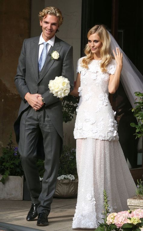 Poppy Delevingne Wedding, Chanel Wedding Dress, Chanel Wedding, Frida Gustavsson, Celebrity Bride, Isabeli Fontana, Iconic Weddings, Celebrity Wedding Dresses, Giovanna Battaglia