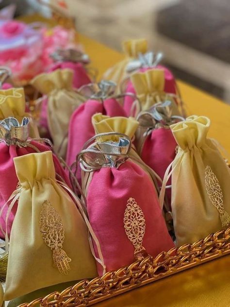 Indian Wedding Gifting Ideas, Nikah Bid Packing Ideas, Indian Wedding Gift Packing Ideas, Tamboolam Ideas, Nikkah Boxes Ideas, Potli Bag Pattern, Crochet Potli Bag, Wedding Hampers, Wedding Gift Hampers