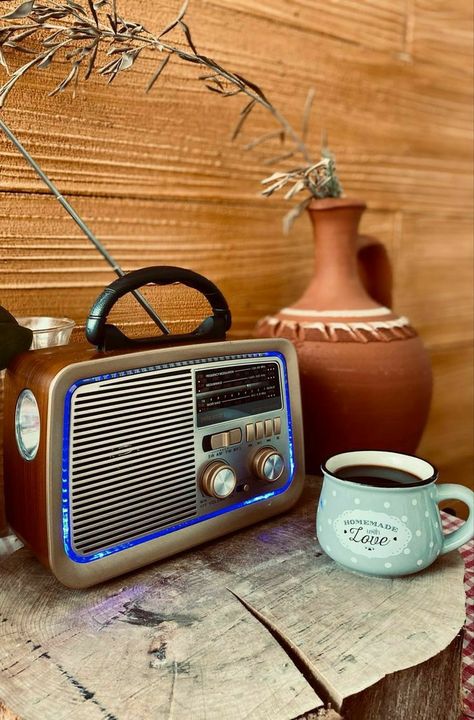 Old Radio, Photography Ideas At Home, Persian Calligraphy Art, Mandala Wallpaper, Dark Landscape, Amazing Food Decoration, Coffee Wallpaper, Object Photography, Retro Radio