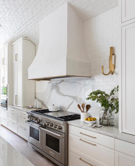 Top Kitchen Trends, Kabinet Dapur, Kitchen Hoods, Kitchen Trends, Kitchen Tops, Elegant Interiors, Exposed Brick, Range Hood, White Cabinets