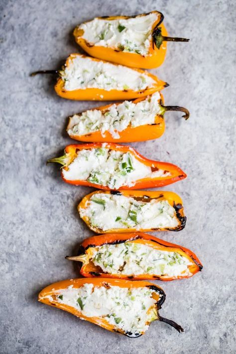 Vegetarian Appetizers Easy, Vegetarian Appetizer, Mini Peppers, Plats Healthy, Stuffed Mini Peppers, Vegetarian Appetizers, Snacks Für Party, Easy Vegetarian, Goat Cheese