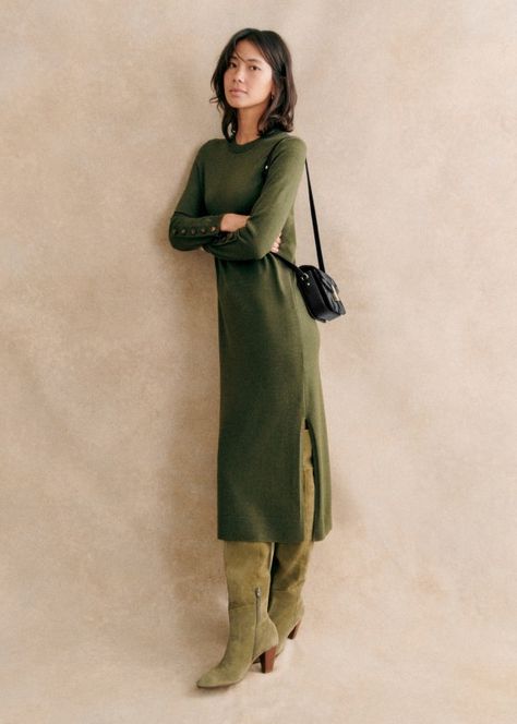 Wool Dress Outfit, Khaki Midi Dress, True Autumn, Chic Winter Outfits, Green Outfit, Black Leather Bags, Green Wool, Wool Dress, Dress Outfit