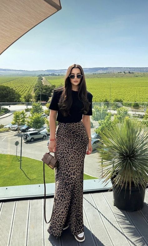 Leaped Print Skirt Outfit, Cheetah Midi Skirt Outfit, Faldas Animal Print, Animal Print Dress Outfit, Animal Print Skirt Outfit, Vestido Animal Print, Animal Print Outfits, Rock Outfit, Animal Print Skirt