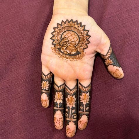 Teej - karvachauth bookings 2024 available #nashikmehendiartist #nasikmehendiartist #nashikmehndiartist #nashikmakeupartist #makeupartistinnashik #mehendiartistinnashik #nashikphotographers #bridalmehendi #nashikhennaartist #nashik #punemehendiartist #instadaily #mehendidesign #desginer Karwa Chauth Mehendi Arabic, Simple Karvachauth Mehndi, Karvachauth Mehendi Designs, Karvachoth Mehndi, Karvachauth Mehndi, Mehndi Designs Palm, Karva Chauth Mehndi Designs, Peacock Mehndi, Palm Mehndi