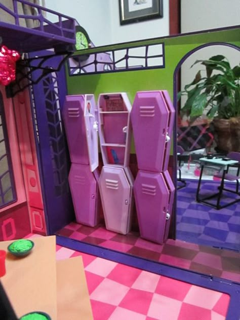 Monster High Decor, Monster High Bedroom, Monster High Room, Monster High Dollhouse, Monster High House, Monster High School, Moster High, Nostalgia Aesthetic, Childhood Memories 2000