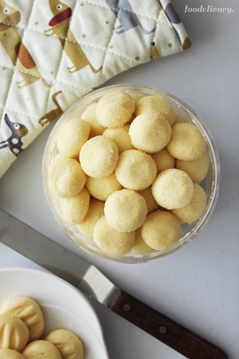 Sugee cookies are very light, crumbly, oh-so-very-buttery, melt-in-your-mouth cookies. These are festive favourites, but perfect treats for everyday tea. I Sugee Biscuits Recipe, Malaysian Cookies Recipes, Deepavali Cookies Recipe, Chinese Cookies Recipe, Asian Cookies, Asian Bread, Festive Cookie Recipes, Chinese Cookies, Asian Treats