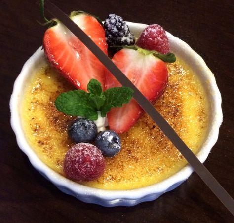 A lovely Crème Brûlée from the Pastry Plated Desserts Final last week! #dessert #culinaryschool #cremebrulee Cream Brulee, Creme Brulee Recipe, Brulee Recipe, Souffle Dish, Most Popular Desserts, Custard Desserts, Dessert Simple, Popular Desserts, Pudding Desserts