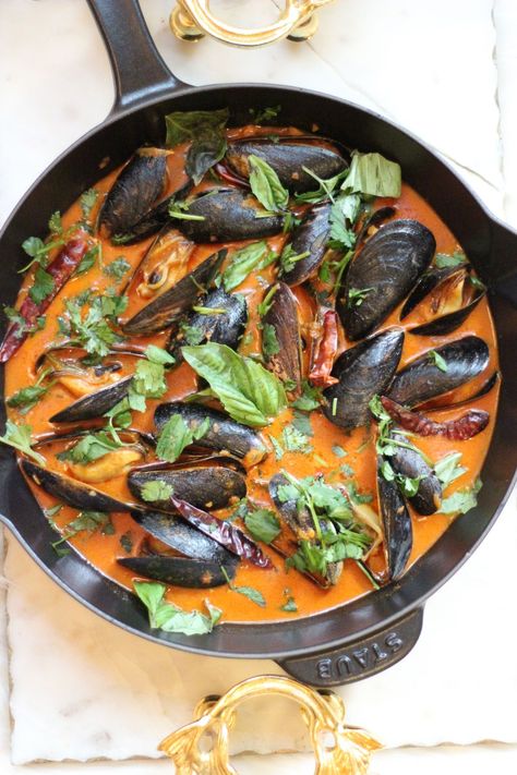 Red Curry Mussels, Curry Mussels Recipe, Thai Mussels, Coconut Curry Mussels, Coconut Red Curry, Curry Mussels, Thai Curry Paste, Mussels Recipe, Thai Curry