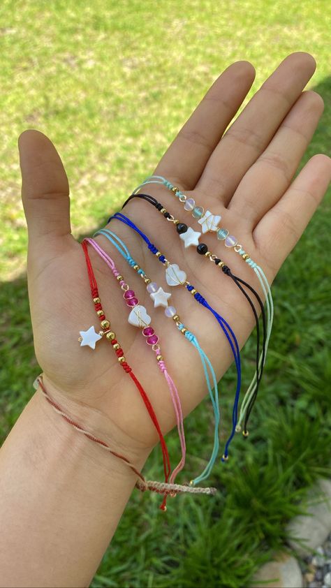 Rakhi Ideas Handmade, Diy Rakhi Handmade Ideas, Girly Bracelets, Handmade Rakhi, Diy Beaded Bracelets, Diy Bracelets Tutorials, Friendship Bracelets Designs, Bracelets Handmade Diy, Bracelet Craft Diy