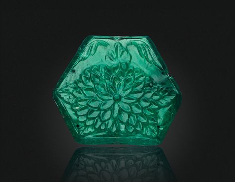 Emerald Pendent Designs, Gem Carving, Miho Museum, Obsidian Knife, Carved Emerald, Islamic Jewelry, Pearl And Diamond Necklace, Emerald Bead, New Museum