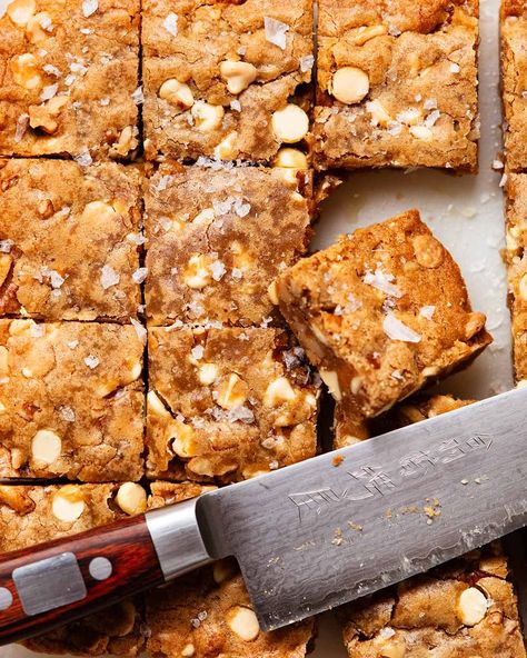 The best blondies I’ve ever made, courtesy of Smitten Kitchen! Think - butterscotch brownie. Such a quick and easy recipe. Sweet Tray Bake Recipes, Recipe Tin Eats, Dessert Pizzas, Tin Eats, Butterscotch Brownies, Blondie Recipe, Party Bites, Pan Cookies, Pudding Flavors