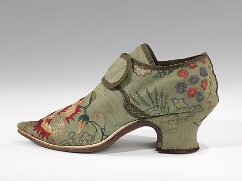 18th Century Silk Embroidered Shoes Mfa Boston, 18th Century Shoes, Antique Shoes, 1700 Fashion, Century Shoes, Historical Shoes, 18th Century Clothing, Green Ground, 18th Century Fashion