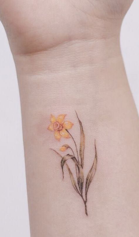 Daffodil Tattoo Watercolor, Daffodil Tattoo Color, Daffodils Tattoo, Daffodil Flower Tattoos, Name Flower Tattoo, Green Tattoos, Daffodil Tattoo, Floral Tattoos, Star Tattoo Designs