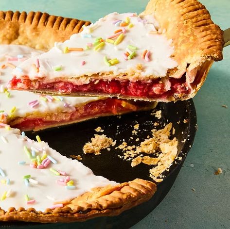 Strawberry Pop Tart Skillet Pie Mushroom Piccata, Pop Tart Pie, Piccata Pasta, Skillet Pie, Summer Pie Recipes, Perfect Pie Crust Recipe, Tart Pie, Strawberry Pop, Strawberry Pop Tart