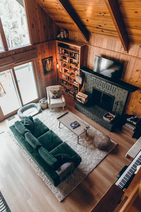 Cozy Cabin In The Woods, Cabin Interior Design, Cabin Living Room, Wooden Living Room, Vintage Cabin, Cabin Interiors, Cabin Living, A Frame Cabin, Cabin In The Woods