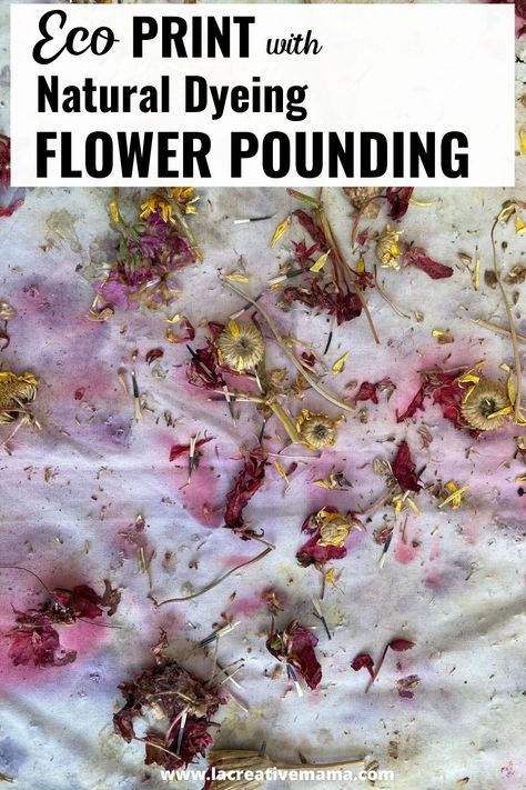 How To Eco Print On Fabric, Dyeing With Flowers, Flower Dyed Fabric, Fabric Dyeing Techniques Tutorials, Flower Pounding On Fabric, Flower Dyeing, Eco Painting, Pounded Flowers, Flower Pounding