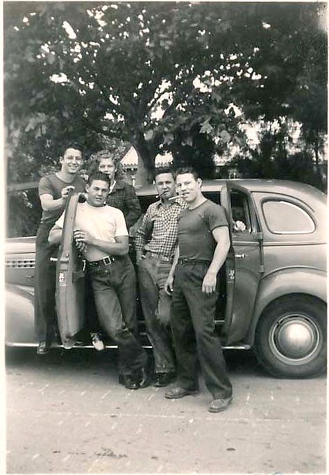 ROCKABILLY MEN SMOKING CIGARS BY HOT ROD VINT. 30'S Hot 30s Men, Greaser Guys, Car Pose, Rockabilly Men, 1950s Rockabilly, Car Poses, Rockabilly Outfits, Real Man, Retro Outfits