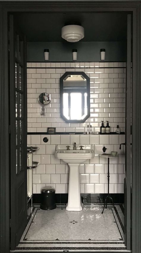 Baie Vintage, 1920s Bathroom, Design Interior Baie, Black And White Tile, Art Deco Bathroom, Interior Bathroom, Deco Bathroom, Bad Inspiration, Decor Baie