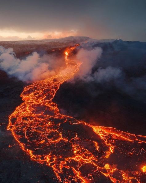 Fire Spirit Cookie, Iceland Volcano, Eclipses Art, Fire Spirit, Earth Photography, Volcano Eruption, Evening Time, Travel Iceland, Ozone Layer