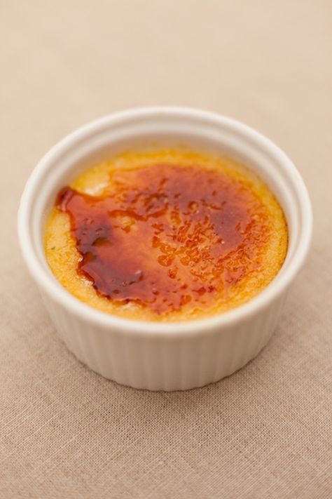 Cream, sugar and orange zest baked into a beautiful custard and topped with crispy sugar or berries Paleo Ideas, Pesto Salmon, Creme Brûlée, Organic Kitchen, Smitten Kitchen, Fun Foods, Glass Baking Dish, Lemon Desserts, Kew Gardens