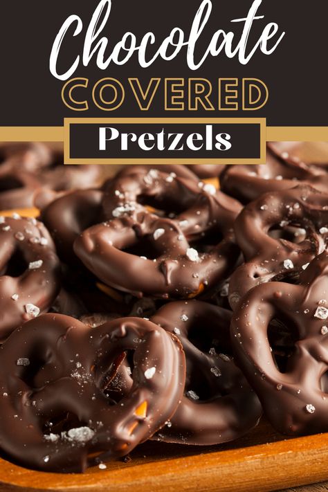 Nothing beats chocolate covered pretzels. They're the perfect snack for after dinner or even throughout the day. Simple and quick to make, you'll be glad you made these chocolate pretzels. Bisquick Banana Bread, Chocolate Covered Pretzels Recipe, Chocolate Dipped Pretzels, Cookie Brownie Recipe, Chocolate Making, Pretzel Dip, Covered Pretzels, Pretzels Recipe, Crunchy Snack