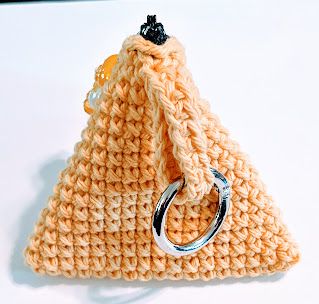 Bags Names, Pyramid Bag, Yarn Projects Crochet, Crochet Purse Pattern, 100 Crochet Stitches, Quick Projects, Crochet Coin Purse, Purse Pattern, Quick Crochet Patterns