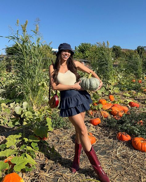 pumpkin patch season has officially arrived 🎃🍂🍁 save this for a list of the best pumpkin patches in orange county 🎃 @tanakafarms - irvine (pictured) 🎃 hana field by tanaka farms - costa mesa 🎃 @pumpkincityinc - laguna hills 🎃 @irvineparkrailroad - irvine regional park 🎃 seasonal adventures pumpkin patch - @oc_fair 🎃 @outletssc - san clemente 🎃 @manasserofarms - irvine loving this transitional fall outfit with pops of denim from @citybeachaustralia // code holidaze for $ off Hayride Outfit, Pumpkin Patch Poses, Oc Fair, Best Pumpkin Patches, Patch Outfit, Pumpkin Patch Outfit, Pumpkin Patches, Fall Transition Outfits, Best Pumpkin