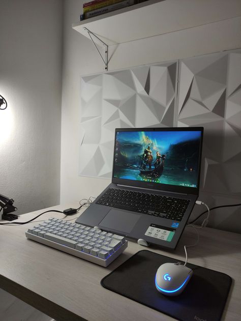 Laptop Room Setup, Portable Gaming Setup, Laptop Desk Setup Small Spaces, Gaming Laptop Setup Ideas, Gamer Aesthetic Room, Gaming Laptop Aesthetic, Laptop Set Up, Desk Setup With Laptop, Aesthetic Laptop Setup