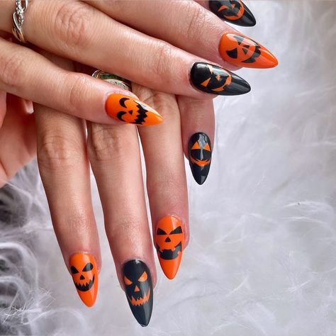 Pretty Halloween Nails, Nails Spooky, Halloween Nail Art Easy, Monster Nails, Moon Manicure, Cat Nail Art, Halloween Manicure, Witchy Nails, Jack O Lanterns