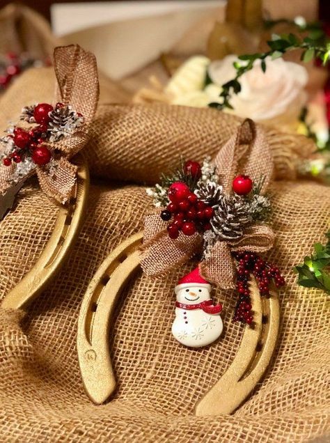 Western Christmas Decorations, Horseshoe Crafts Projects, Western Crafts, Horseshoe Decor, Christmas Horses, Horseshoe Crafts, Country Christmas Decorations, Horse Crafts, Cowboy Christmas