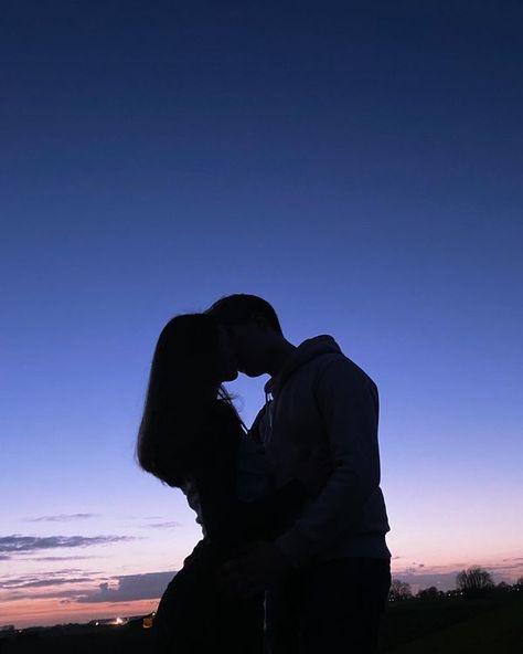 💦💕Intimate Husband Sunset Kiss Couple Aesthetic, Aesthetic Sunset Couple Pictures, Sunset Kiss Couple, Aesthetic Kissing Couple, Sunset Kiss Aesthetic, Photo Bisous Couple, Most Romantic Kiss Pics, Cupels Pic Romantic, Teenage Couple Aesthetic