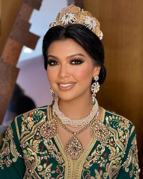 Arab Dresses, Moroccan Bride, Moroccan Wedding, Pink Bride, Wedding Makeup Looks, Moroccan Caftan, Bride Makeup, Colors Green, Bride Look