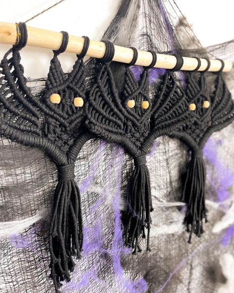 Macrame Bat, Knot Guide, Scary Bat, Macrame Accessories, Knots Guide, Halloween Queen, Bat Pattern, Square Knot, Halloween Craft