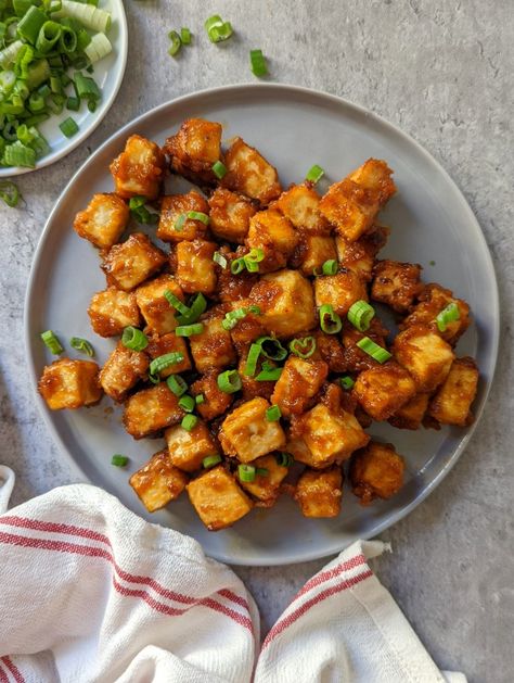 Honey Sriracha Tofu, Sriracha Tofu, Uni Meals, Honey Sriracha Sauce, Tofu Sauce, Indo Chinese Recipes, Veggie Skewers, Quick Vegetarian Meals, Honey And Soy Sauce