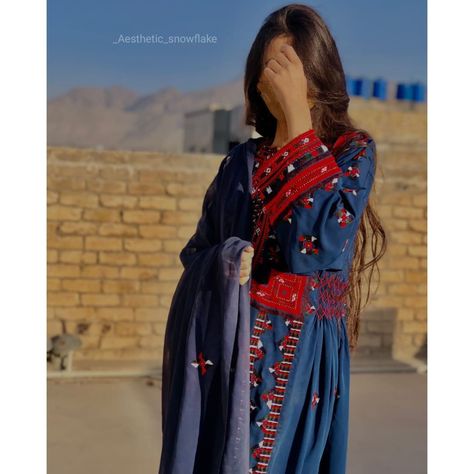 Balochi Photo, Balochi Girls Dpz, Balochi Dp, Balochi Girl, Baluchi Dress, Balochi Dresses, Dp Pictures, Poses For Women, Simple Dress Casual