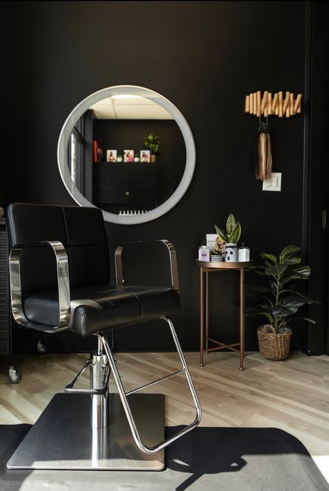 Black Salon Suite, Modern Salon Design, Salon Suite Decor, Suite Decor, Beauty Salon Interior, How To Lighten Hair, Salon Interior Design, Cover Gray, Hair Studio