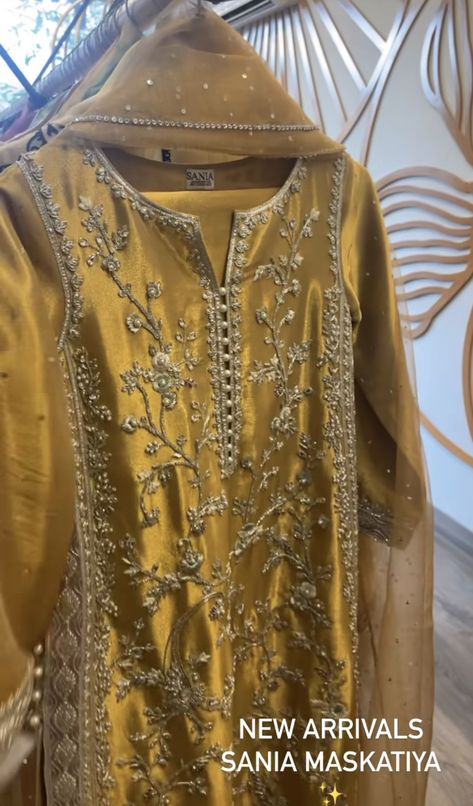 Sims Closet, Bridal Clothes, Pakistani Bridal Hairstyles, Sania Maskatiya, Bhaji Recipe, Mehndi Dresses, Embroidery Fashion Detail, Nikkah Dress, Heavy Dresses