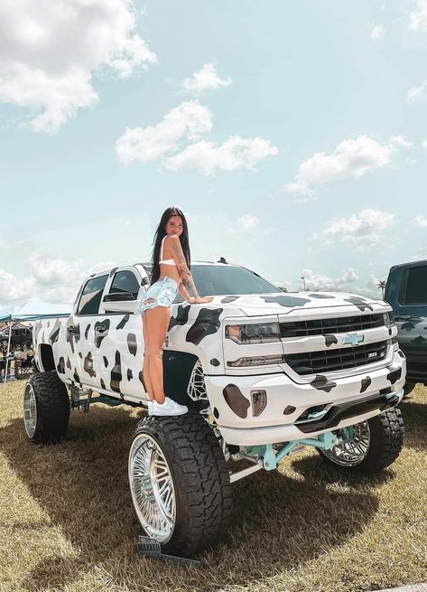 Nice Trucks Dream Cars, High Lifted Trucks, Cute Trucks, Girly Trucks, Lifted Trucks Aesthetic, Country Truck Aesthetic, Cowgirl Truck, Pink Lifted Trucks, Nice Trucks Country