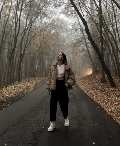 Cozy Aesthetic Coffee, Autumn Aesthetic Cozy, Autumn Photography Portrait, Fall Photo Outfits, Jungle Photography, Autumn Instagram, Photo Recreation, Aesthetic Cozy, Artsy Photos