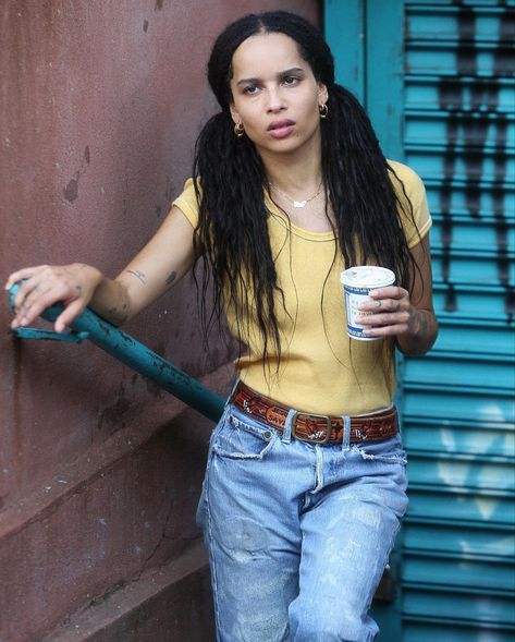 zoë on set of 'high fidelity' in new york at 31th of july High Fidelity Style, Zoe Kravitz High Fidelity, Rob Brooks, Zoe Kravitz Style, Zoe Isabella Kravitz, Dakota Johnson Style, Zoe Kravitz, Outfit Inspo Casual, Model Look