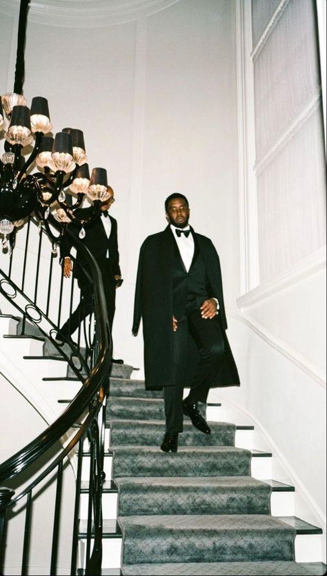 Men’s Graduation Suit, Suit And Tie Photoshoot, Mafia Photoshoot Ideas, Suit Photoshoot Ideas, Great Gatsby Aesthetic, Gala Photoshoot, Elegant Men Style, Sean Combs, Black Suit Men