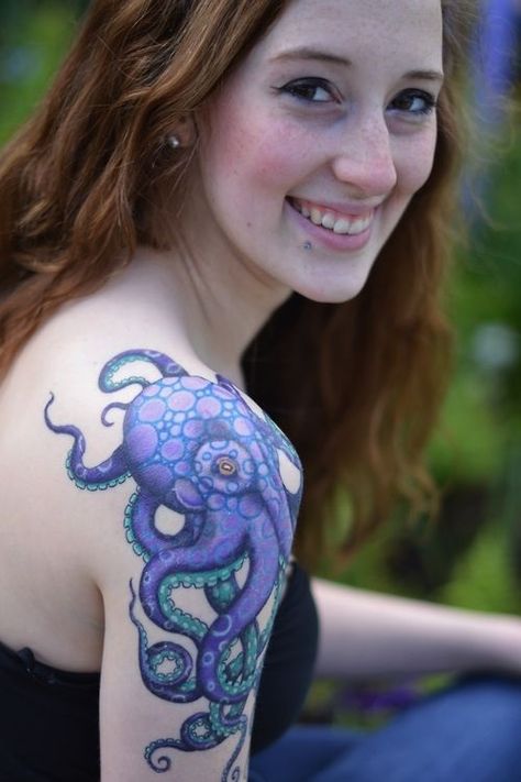 Amazing Purple Octopus Tattoo on Shoulder and Arm Best Shoulder Tattoos, Shoulder Tattoos For Females, Chest Tattoo Girl, Ringed Octopus, Tattoos For Females, Purple Octopus, Cool Shoulder Tattoos, Octopus Tattoo Design, Maori Tattoos