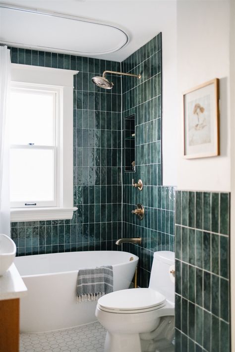 Introducing: #TheEmeraldLady — 204 PARK Green And White Bathroom, Dark Green Bathrooms, Green Tile Bathroom, White Tub, Deco Studio, Upstairs Bathrooms, Bad Design, Green Tile, Green Bathroom