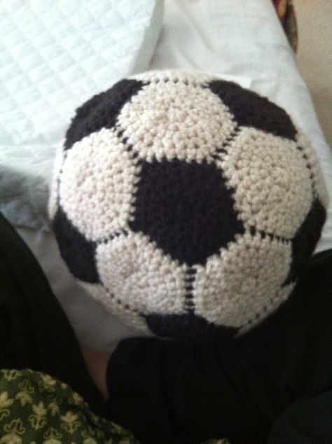 Crochet Soccer Ball, Crochet Soccer, Ball Pattern, Crochet Ball, Crochet Animal Amigurumi, Crochet Patterns For Beginners, Love Crochet, Crochet For Kids, Crochet Gifts