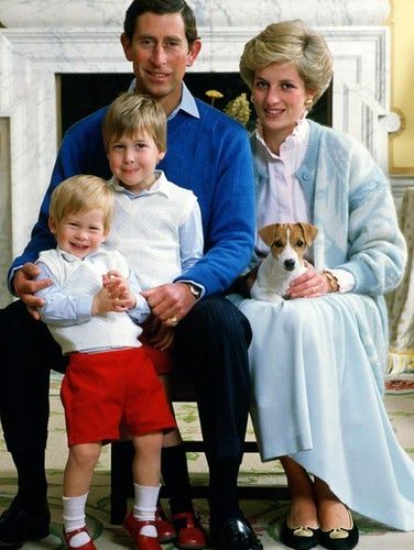 1986 Welcome to the Christmas card, Tigga! The sweet pooch looked so comfy on Princess Diana's lap, while the children--in typical kid fashion--just couldn't hold still and smile for the camera. Still, this group shot is adorable. Vévodkyně Kate, Royal Family Christmas, Princ Harry, Prince William Et Kate, Royal Family Portrait, Prins William, Prinz Charles, Princesa Real, Prins Harry