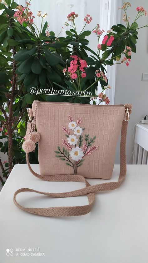 Jute Bags Design, Creative Tote Bag, Embroidery Purse, Canvas Bag Design, Handmade Fabric Bags, Diy Embroidery Designs, Diy Bag Designs, Diy Bags Patterns, Diy Bags Purses