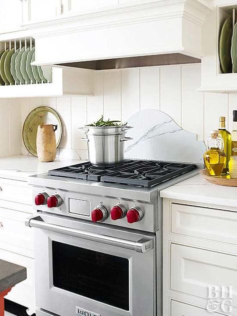 Tongue-and-groove paneling can also be used as a cheap backsplash solution. The paneling has a slight country vibe to it and gives the entire kitchen a small dose of character. A small overlay of marble in an interesting shape adds elegance to this cottage-style room. Kitchen Beadboard, Backsplash Herringbone, Stove Backsplash, Unique Kitchen Backsplash, White Kitchen Backsplash, Beadboard Backsplash, Herringbone Backsplash, Brick Backsplash, Kitchen Backsplash Designs