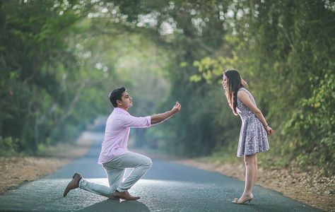 Wedding Prephotoshoot, Per Wedding Photoshoot, Prewed Korea, Pose Prewedding, Prewedding Ideas, Foto Prewedding, Wedding Photo List, Pre Wedding Photoshoot Props, Pre Wedding Videos